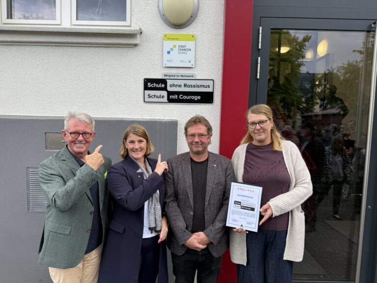 Freuen sich über das Courage-Siegel an der Profilschule Lünen (v.l.): Projektpate Hans-Peter Durst, Bürgermeisterin Martina Förster-Teutenberg, Schulleiter Michael Schulte und Regional-Koordinatorin Marijke Garretsen