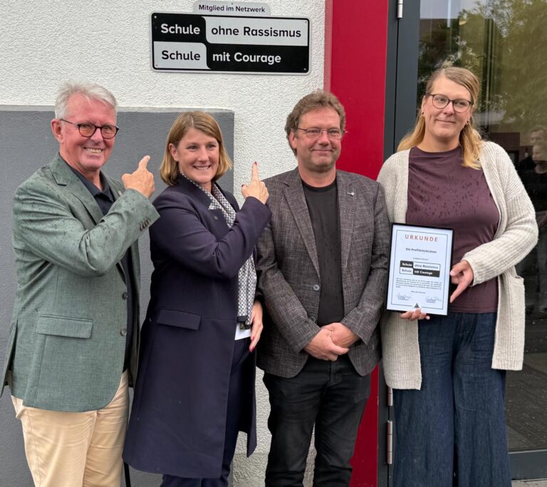 Das offizielle Siegel hängt nun. Auf dem Bild zu sehen sind: Pate Hans-Peter Durst, Oberbürgermeisterin Martina Förster-Teutenberg, Schulleiter Michael Schulte und Regionalkoordinatorin Marijke Garretsen